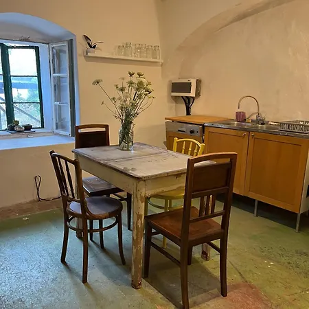 House With Charming Garden Semesterbostad *
