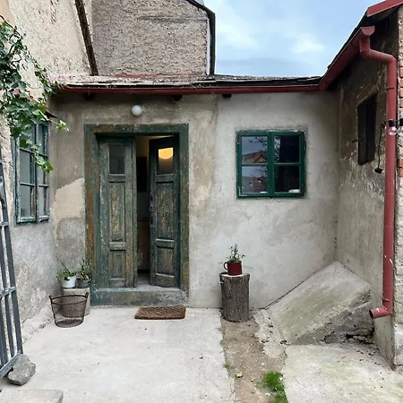 House With Charming Garden Hébergement de vacances *